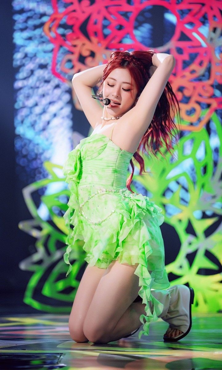 허윤진 (Huh Yunjin)
