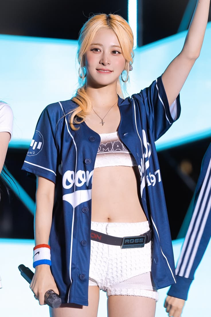 허윤진 (Huh Yunjin)