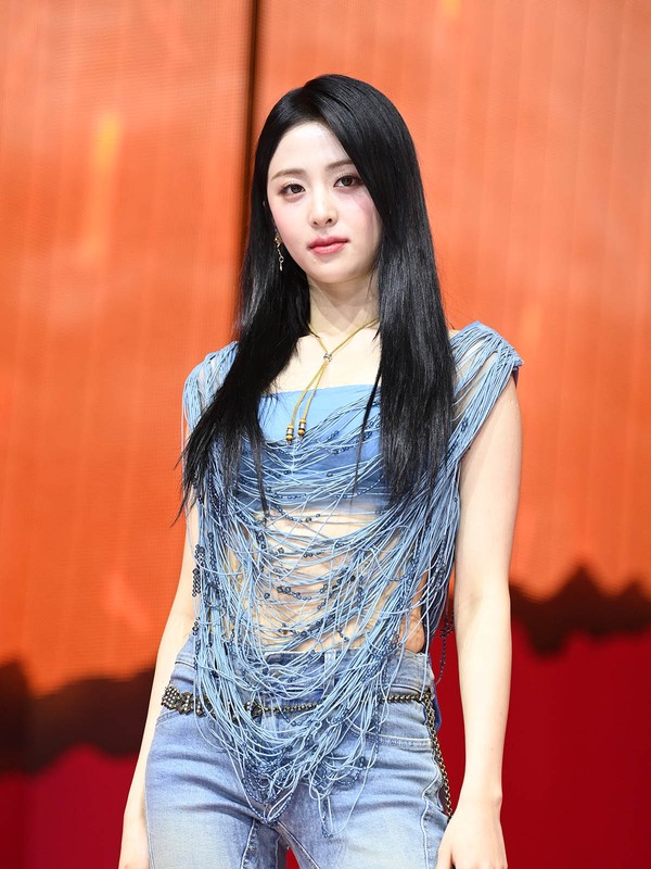 Huh Yunjin (허윤진)